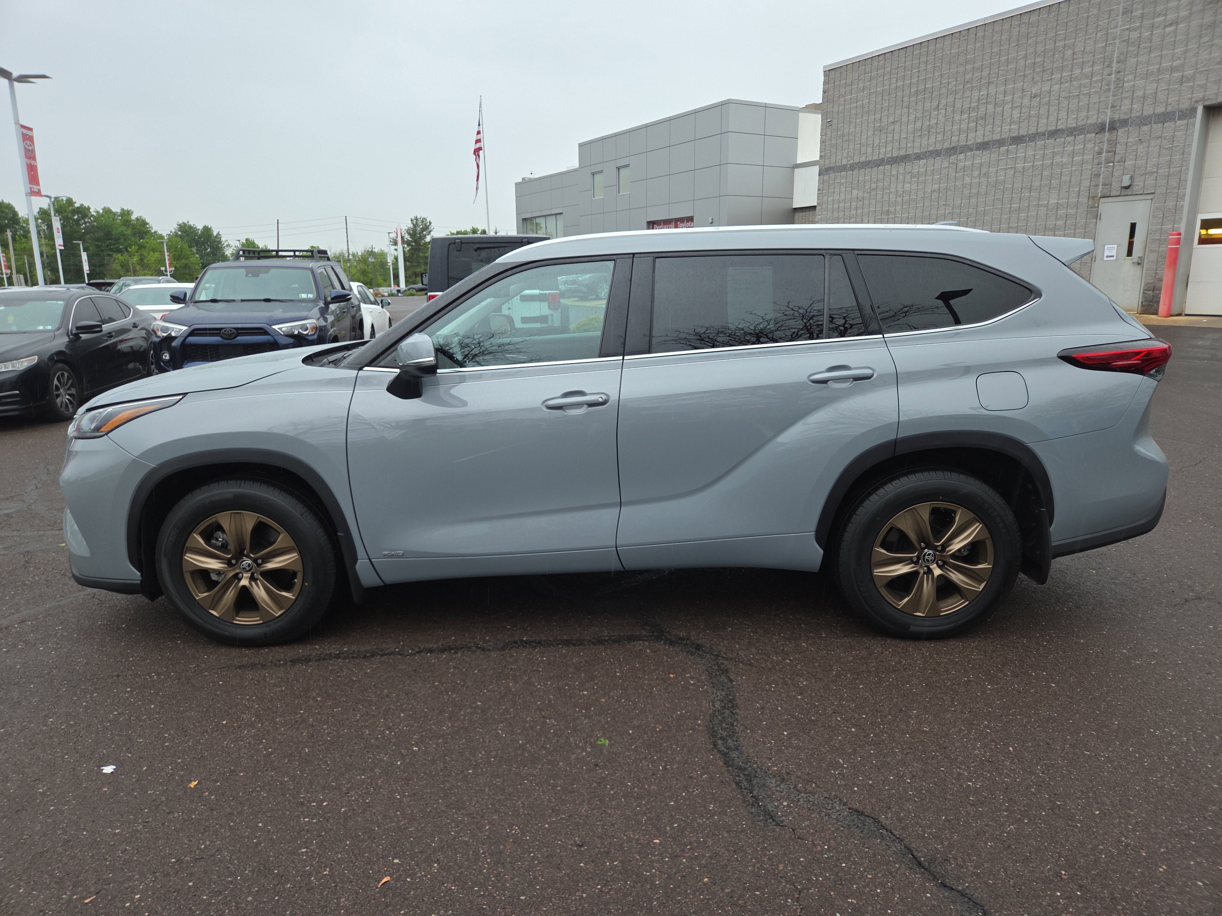 2022 Toyota Highlander Hybrid Bronze Edition